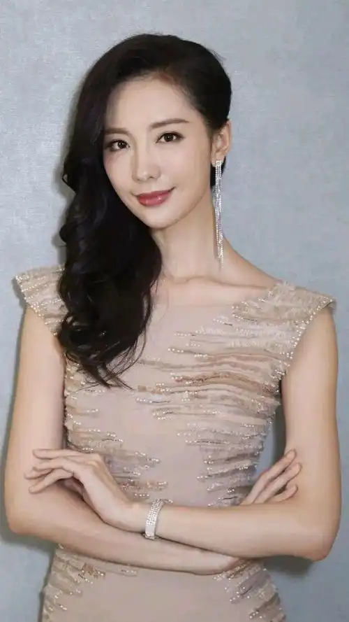 端庄典雅秀丽,气质如兰优雅知性的陶珞依!_高清图集_新浪网