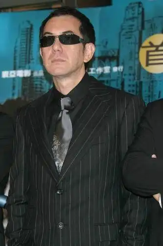 图文:《无间道2》台北首映--戴墨镜的黄秋生