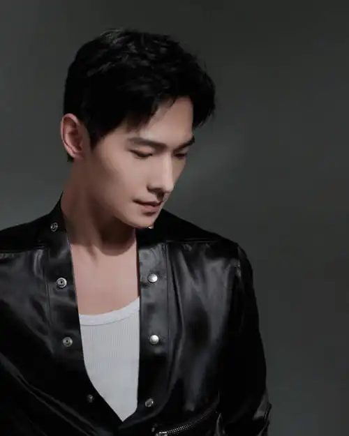 杨洋一身黑色妆扮炫酷又帅气!