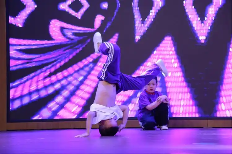 街舞少年们每天开心的坚持练习体能,为我们的舞蹈付出着自己的汗水和