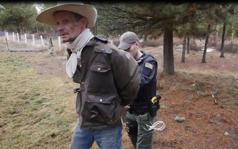 大型抓捕真人秀赏金猎人s01,一次任务两万,过程精彩刺激