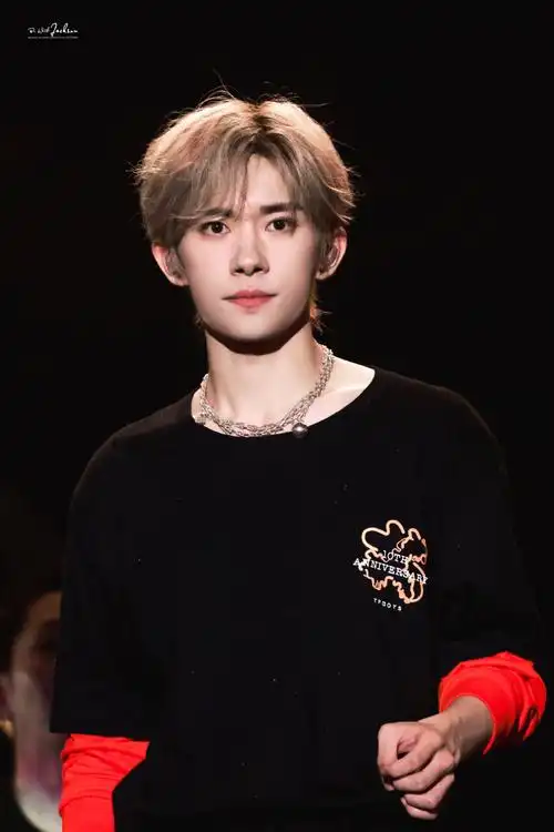 tfboys明天见登十大巅峰单曲#易烊千玺超话回顾这场妆造,依然觉得