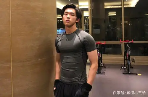 虽然拥有一张清秀的脸蛋,但是张逸杰的身材却相当的有料