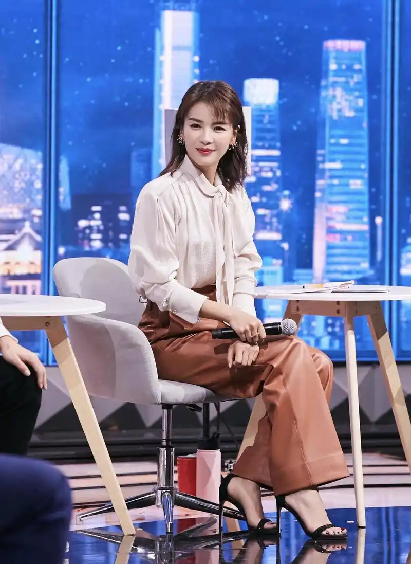 刘涛穿衣成熟优雅大气衬衫搭配阔腿裤高贵优雅尽显大气御姐范