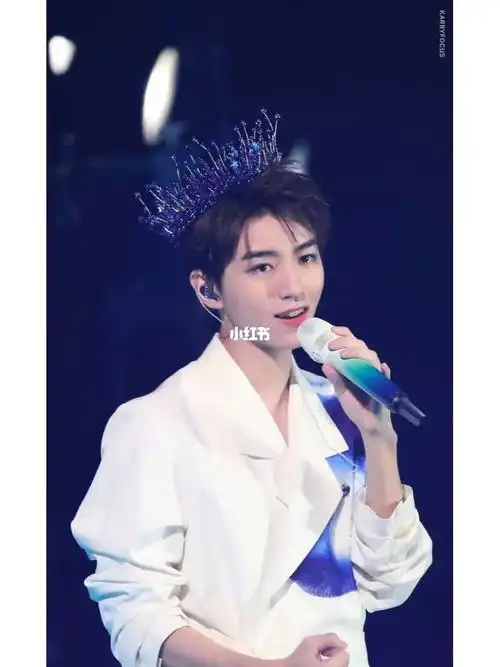 王俊凯手上的话筒颜色和柚子的考斯腾颜色