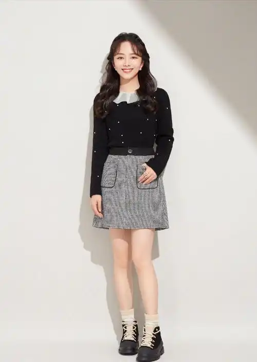 谭松韵的这种搭配会给人一种眼前一亮的感觉,长款裙子的覆盖面积比较