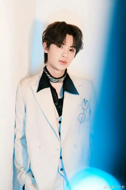 黄明昊西服金丝眼镜造型