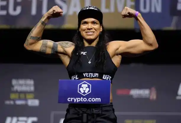 269期比赛上,ufc女子雏量级和羽量级冠军阿曼达·努涅斯(amanda nunes