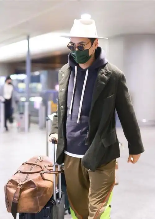 袁弘夫妇双双剪短发张歆艺一身黑色好霸气袁弘重回颜值巅峰