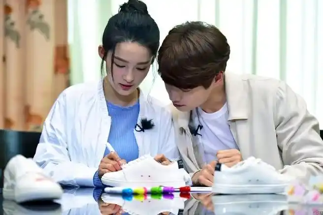 给魏大勋吹头发的是李沁#看过这一季的《我们相爱吧》,魏大勋和李沁