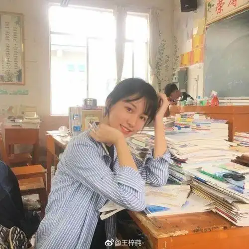 00后挑战奶茶妹妹 清纯的高中校服少女王梓莼