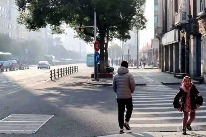 一诚带我市区里考察