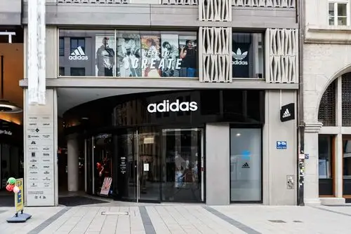 图集乌云笼罩中的阿迪达斯