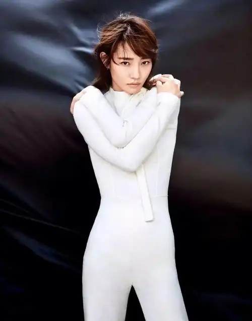 2017年,白百何在泰国泳池边私会小鲜肉,画面中不仅有"一指禅",还有"摸