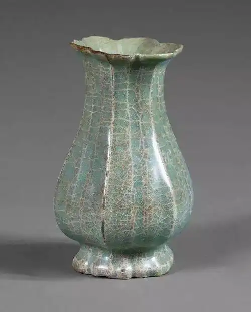 南宋 龙泉窑黑胎青瓷花口瓶口径5.5,底径5.2,高14厘米.