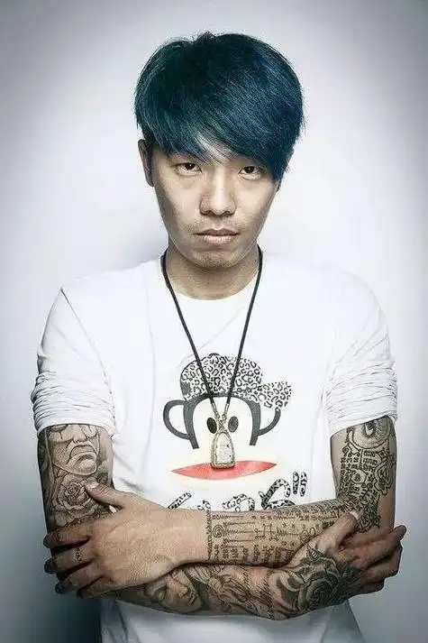 林熊猫认识茅侃侃十年了,他不相信那个整天穿着"大嘴猴",脖子上挂条