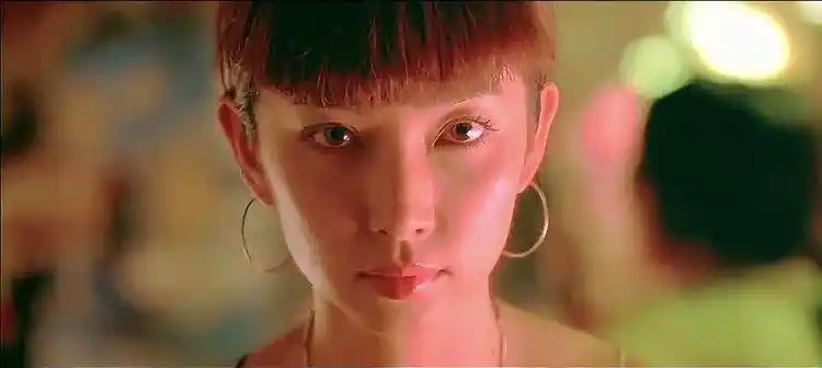 天下无贼:比试开始,李冰冰耍诈拿到杯子,可惜还是玩不过华仔