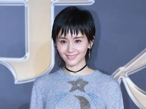 王子文花式瑜伽 化身老师调侃网友们瑜伽动作有问题