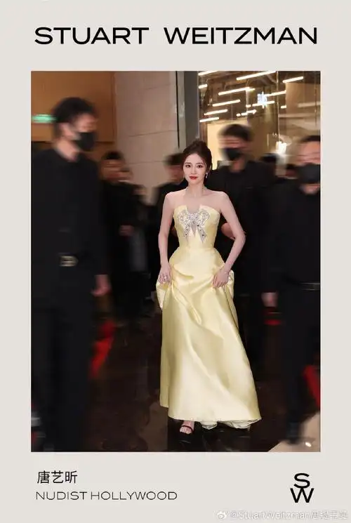 光华烁烁,尽展梦幻诗意,@唐艺昕演绎sw#nudist#一字带凉鞋,利落廓形