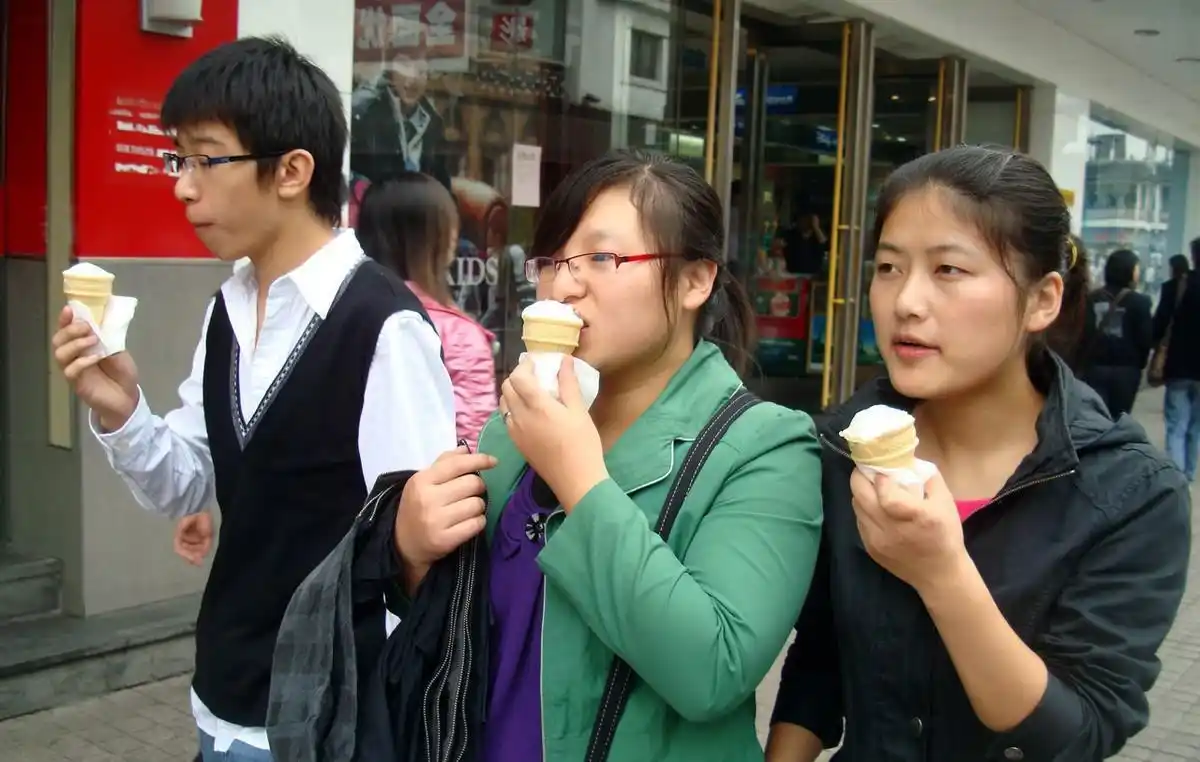 原创炎热时节吃雪糕孕妇只能在一边眼馋吃过后胎儿反应真相了