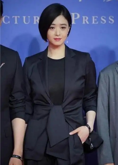 蒋欣的短发看着太显老了站佟大为旁边感觉肩膀比佟大为还壮实