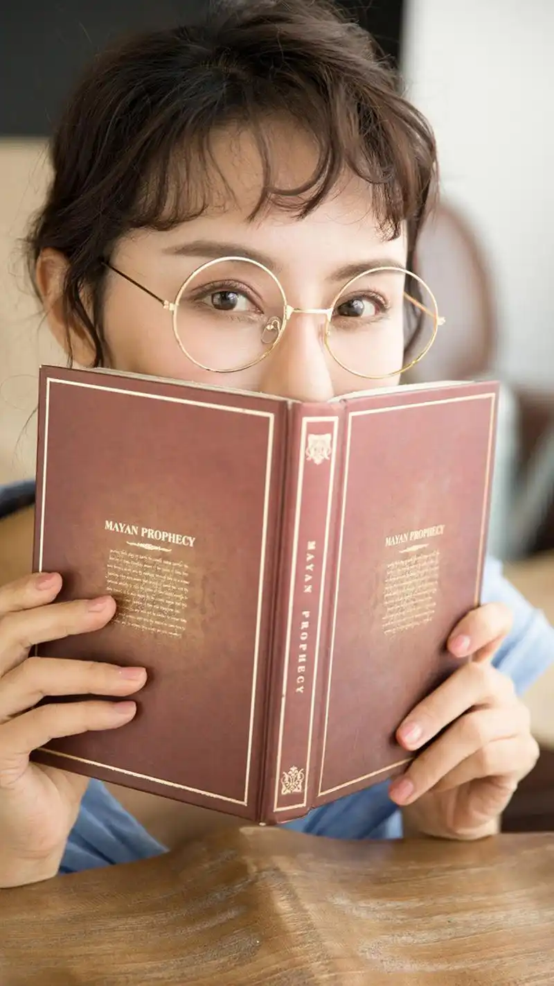 日系眼镜美女清新文艺写真图片手机壁纸