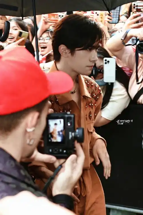 胡歌易烊千玺背影同框##易烊千玺 米兰时装周##emporio armani全球