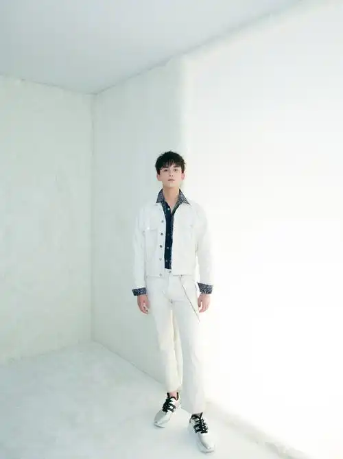 男演员吴磊帅气活动写真 少年感十足