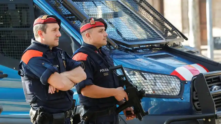 一男子在西班牙持刀袭警 警方:将该事件视作恐袭