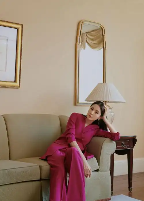 王媛可西装亮相活动腿长2米帅气营业中