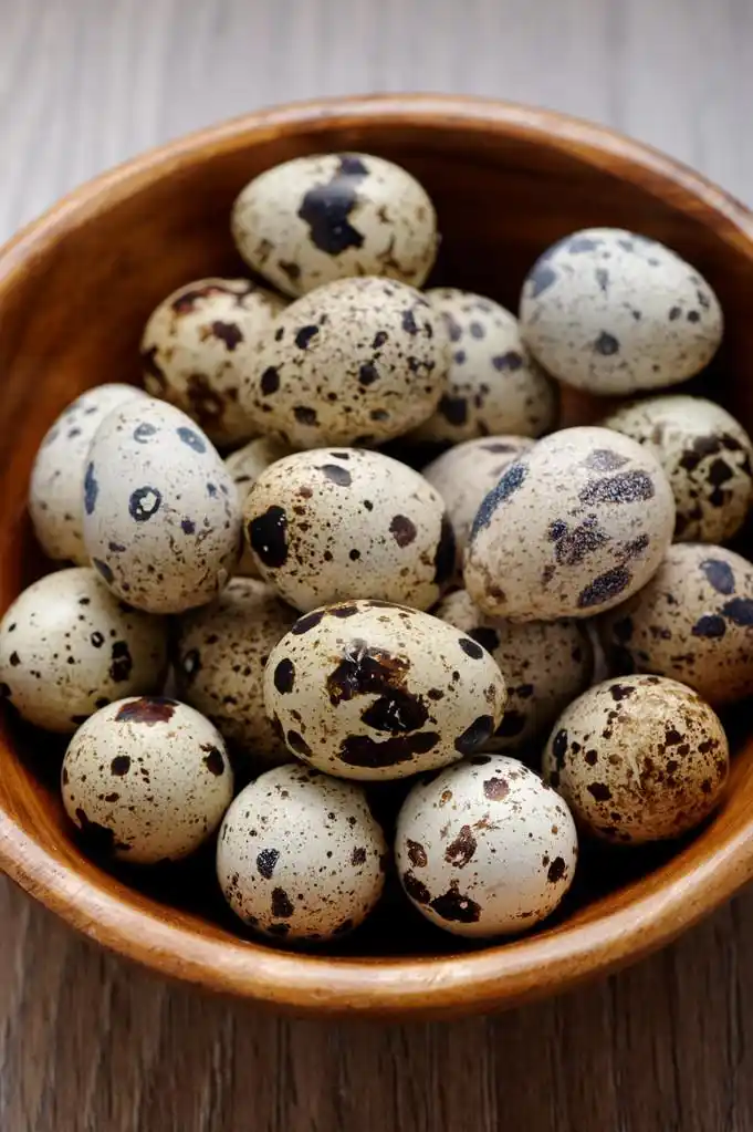 鹌鹑蛋,木制碗中的鹌鹑蛋