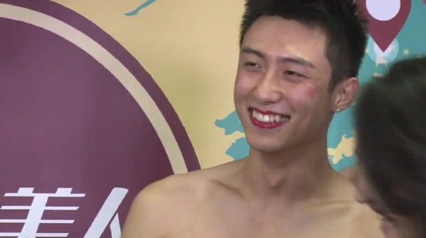 黄景瑜早年上节目视频,因咖位低任凭戏弄,被强行脱衣还要亲男人