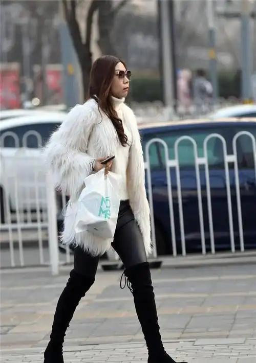 粗跟过膝靴搭配,冬季的经典,是不是你想象中的样子_网易订阅