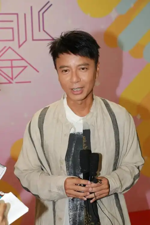 李克勤看报纸才知道老婆花两千万买楼追问细节反被嫌多事