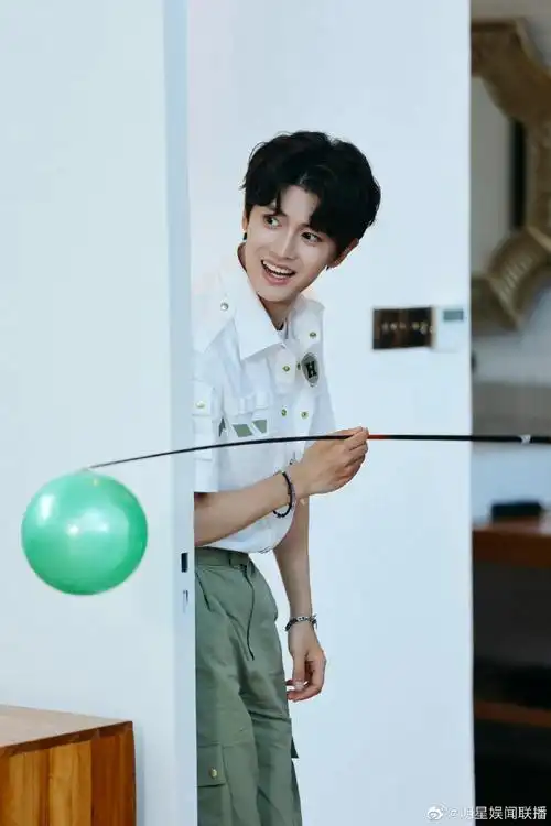 任嘉伦嗨放派收官奇思妙想夜剧照##任嘉伦嗨放派cos米老鼠剧照