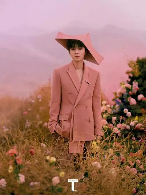 共同邂逅粉色的春天!西装凯好帅气!#王俊凯t锦绣三月刊内页