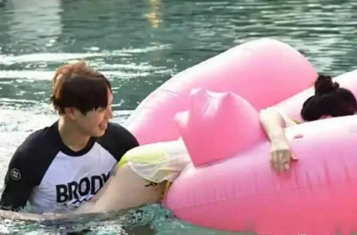 李沁早期的性感照片,穿着泳衣游泳,和魏大勋玩耍,太性感了,魏大勋的