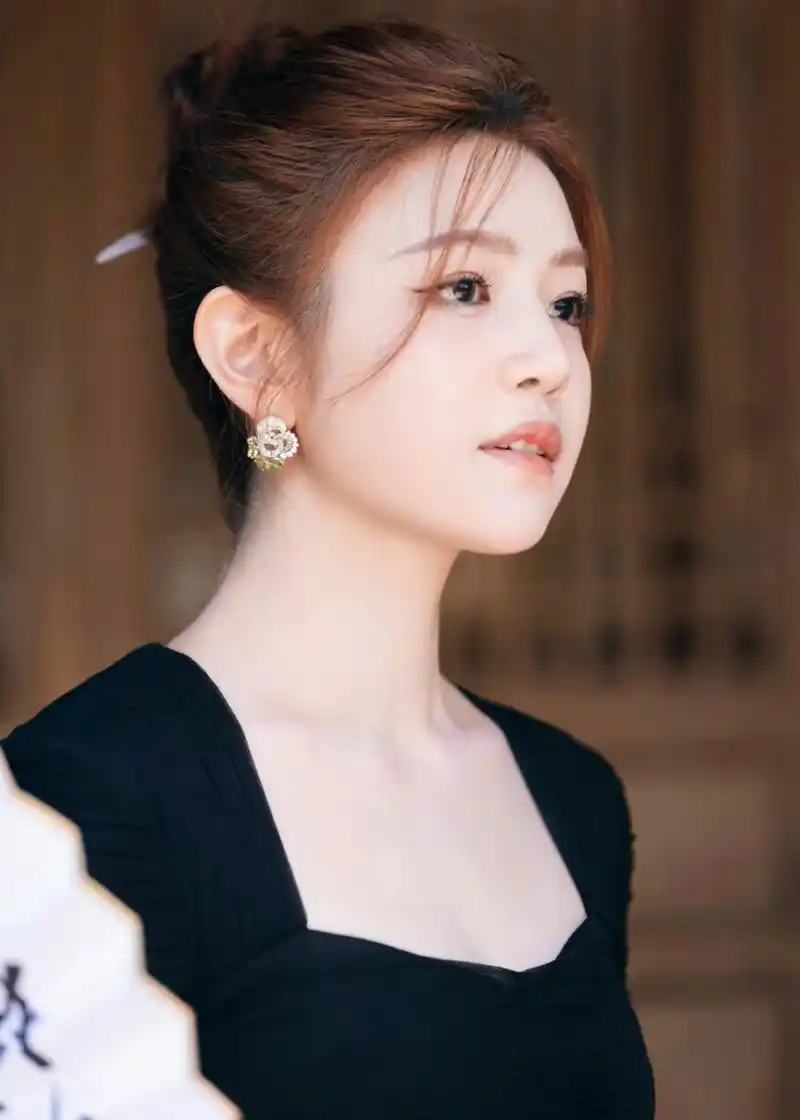 陈妍希# 一袭黑色抹胸吊带裙,肤白貌美的容颜,窈窕曼妙的身材,丰满傲