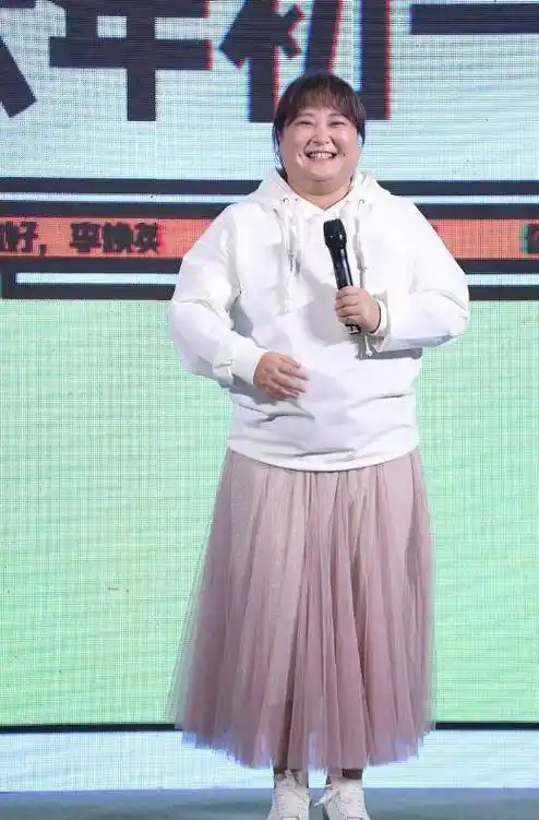 贾玲这身材看了都不想漂亮了,虽然身上肉嘟嘟,但一点不影响美感