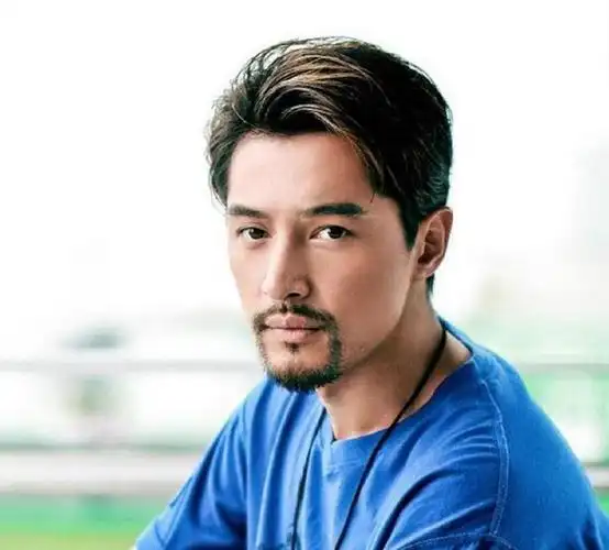 男明星留胡子靓照,王宝强帅到掉渣,胡歌最男人,而他堪称整容!