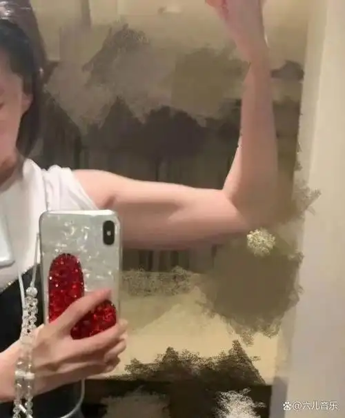 刘亦菲健身成果惊艳曝光胳膊肌肉线条展现女性力量之美