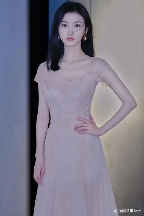 "靠山"消失!娱乐圈的世态炎凉,在景甜身上体现的淋漓尽致