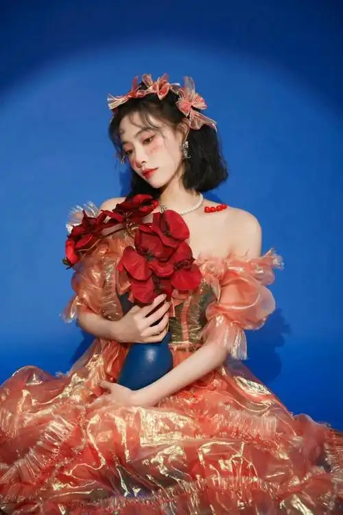 许佳琪这次妆造绝了!橙色波浪发美拉德色系穿搭,慵懒范也太美了