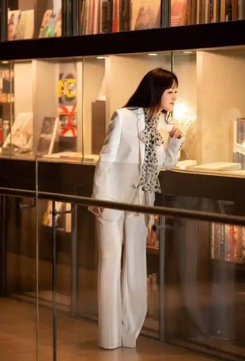 身高1.58米的杨钰莹身处一个充满女性的派对圈子里.