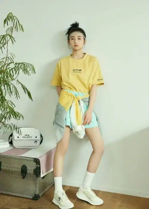 张子枫也确实很会搭配,白色的直筒袜能够显的腿长,就算是1米55的身高