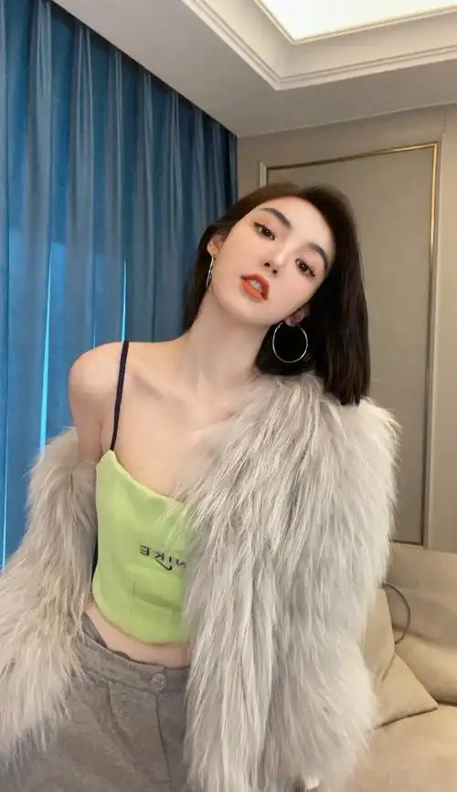 小蛮腰美女性感撩人马甲线写真图片