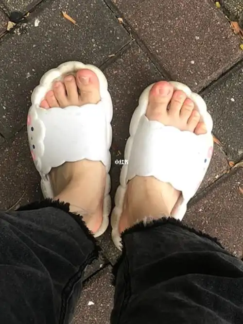 这样穿拖鞋06不正常吗