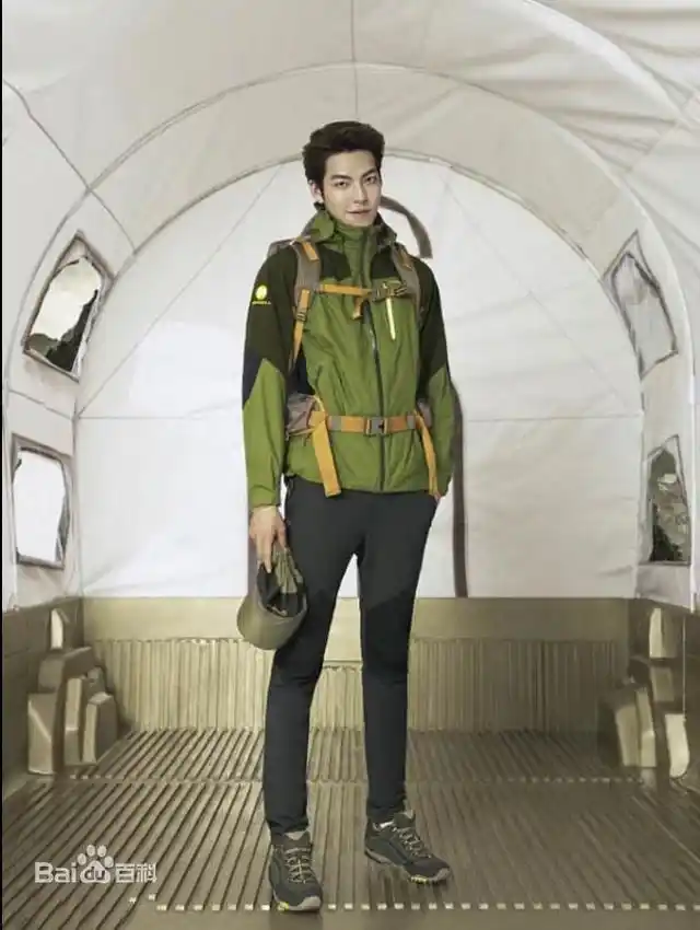 金宇彬,身高一米88,男模出身他身材自然不必多说,这位"第二眼"帅哥