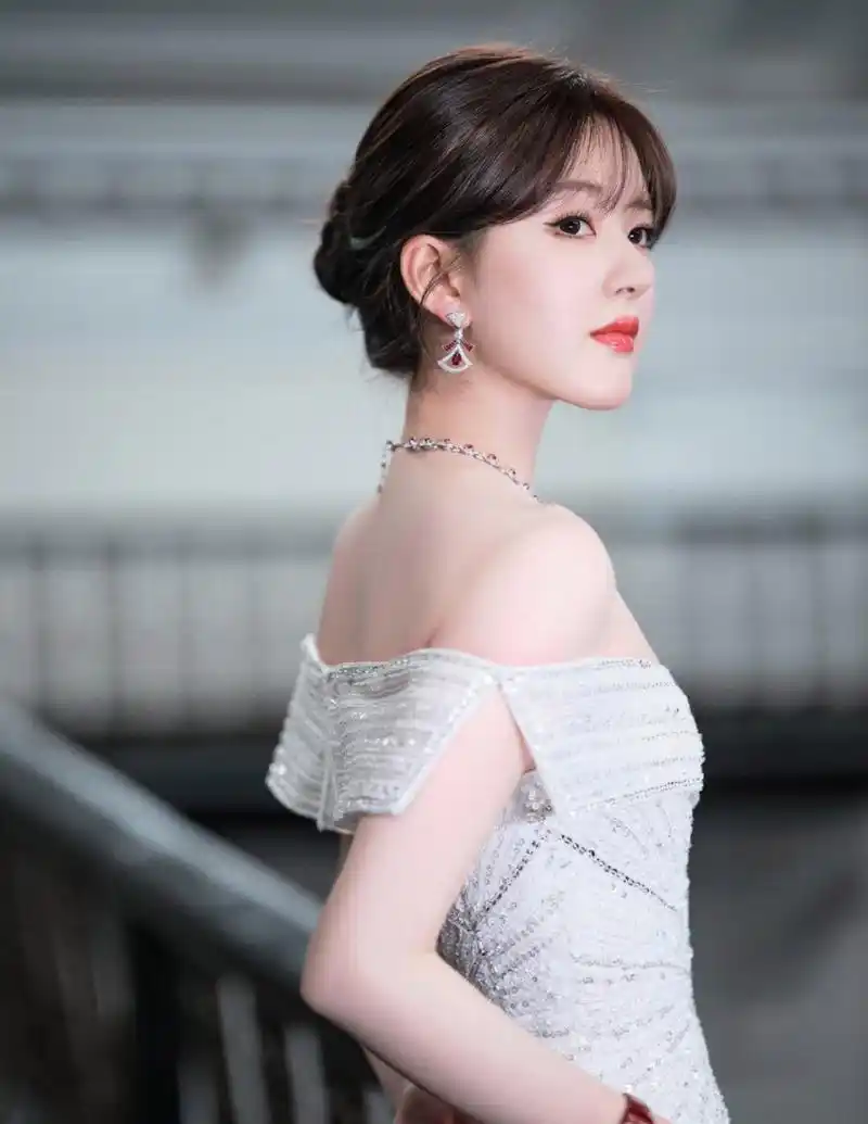 赵露思# 身穿银色亮片一字肩长裙,肤白貌美的容颜,窈窕曼妙的身材