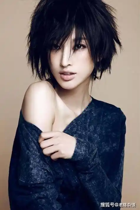 张俪有着清秀的外貌和出色的演技,从出道起,她的表演就备受好评,被誉